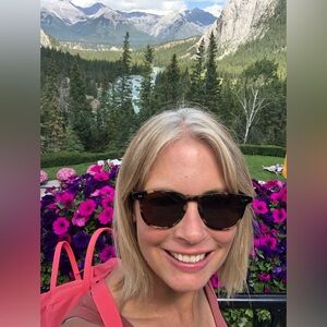 Meet your Posher, Elizabeth 🇨🇦